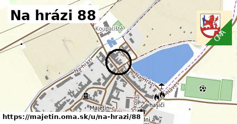 Na hrázi 88, Majetín