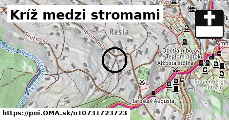 Kríž medzi stromami