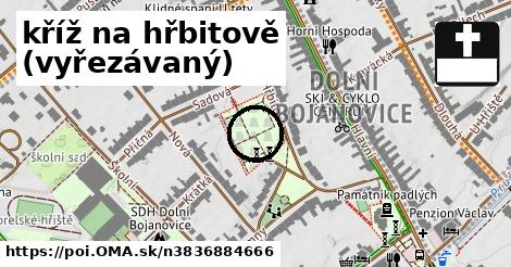 kříž na hřbitově (vyřezávaný)