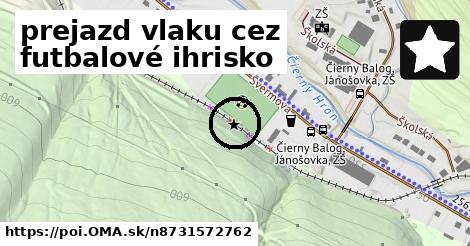 prejazd vlaku cez futbalové ihrisko