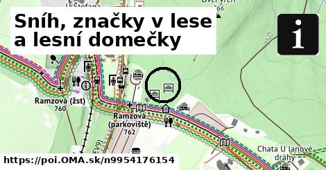 Sníh, značky v lese a lesní domečky