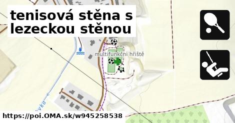 tenisová stěna s lezeckou stěnou