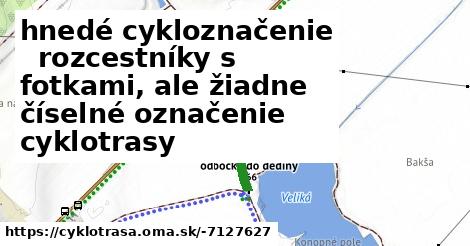 hnedé cykloznačenie + rozcestníky s fotkami, ale žiadne číselné označenie cyklotrasy